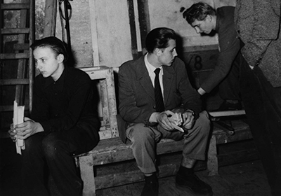 1954  Scala Wien, Rolf Truxa (mitte) Backstage